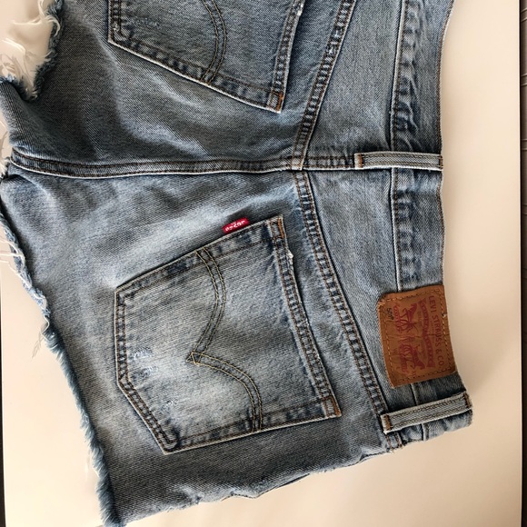 Levi’s Mid Rise Denim Shorts - Picture 2 of 2